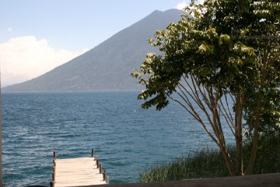 Vista del Lago y Volcan Desde el Muelle