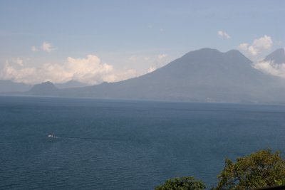 Vista de la Grandeza del Lago de Atitlan Desde la Zona Urbana