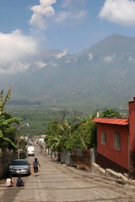 Calle del Poblado, al Fondo el Volcan Acatenango