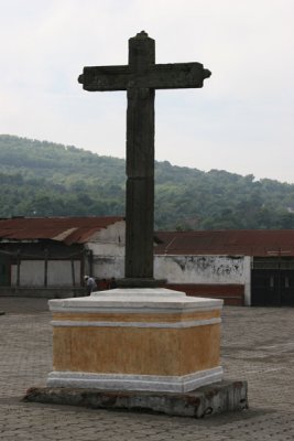 Cruz Frente a la Iglesia en la Plaza Central