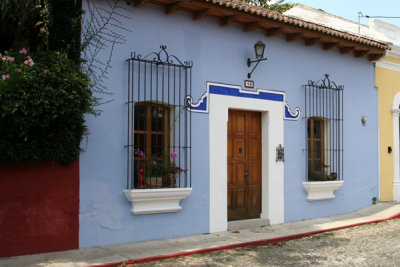 Casa Particular con los Colores Tipicos de la Ciudad