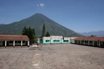 Enorme Plaza Frente a la Iglesia Catolica