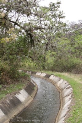 Vista del Canal para Irrigacion del Valle