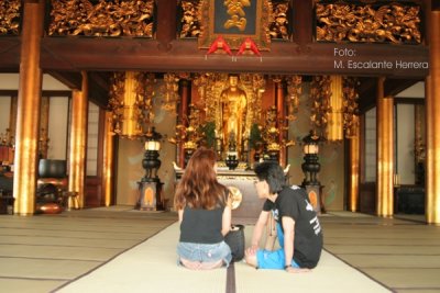 Oracion en Templo Budista