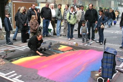 Artista Realizando su Obra en la Zona Peatonal