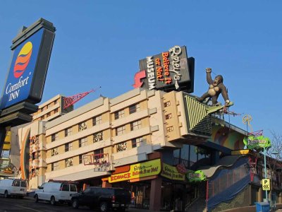 KING KONG VISITS NIAGARA FALLS