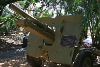 Darwin Military Museum 25 pounder.JPG