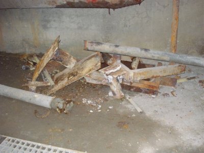 Mill CSE 26.10.07 7 Material that just fell off the old structure.JPG