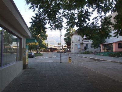 Looking towards Pizza shop and mountain in backgrouns.JPG