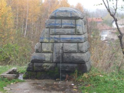 04.11.07 Road to Karolovo 4 Roadside spring for mineral water.JPG