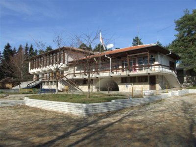 Drive into the mountains behind Residencia