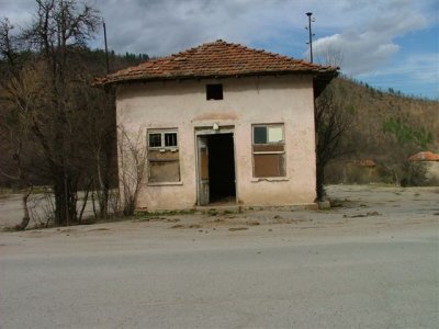 Road to Residencia (21).Abandoned house near residencia