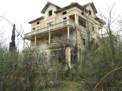 Abandoned Mansion Looks like the Bates Hotel (2).JPG