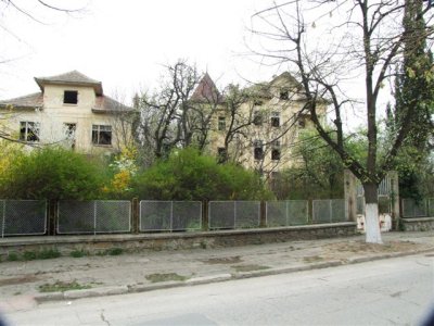 Abandoned Mansion Looks like the Bates Hotel.JPG