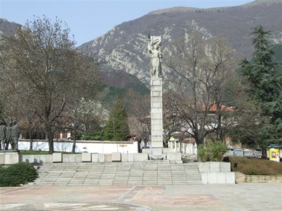 Liberty monument and town square.JPG