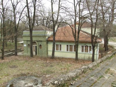 Nice colour green building- not.JPG