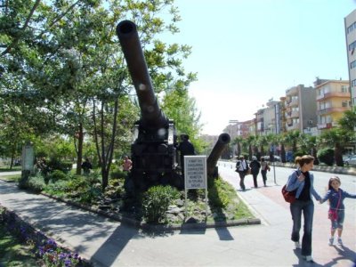 Dardanelles guns- damaged during Naval bombardment (4).JPG