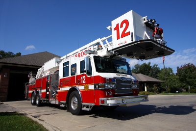 NorthbrookIL Truck T-12 Sits At Station 12 9-27-09 1057 AM.JPG