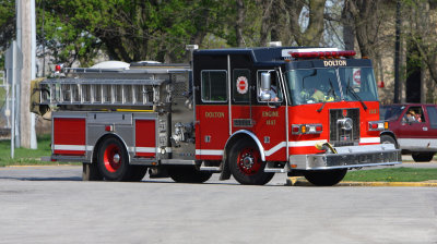 Dolton.IL Engine 1447 Turns The Corner 4-13-10 342 PM.JPG