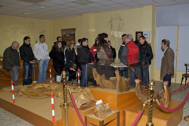 Katharina and Dick guiding people in Milias museum