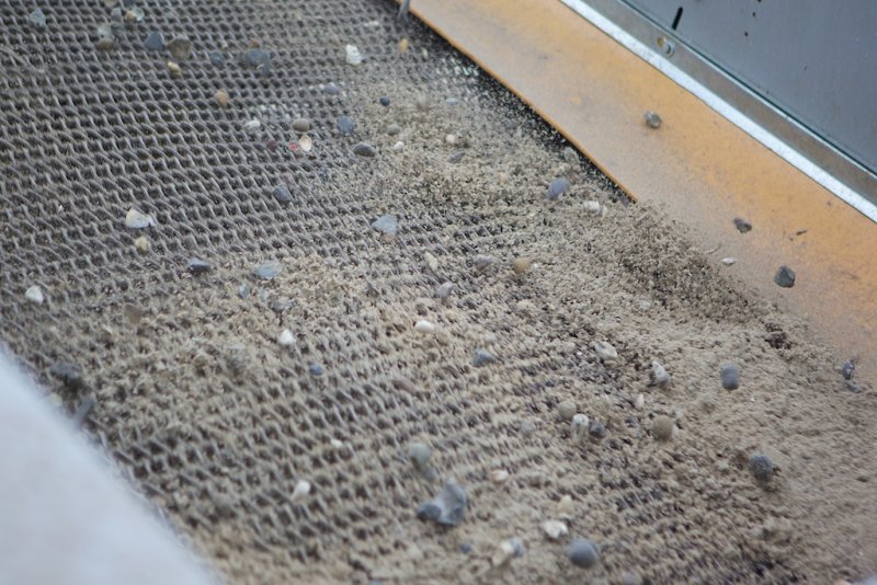 Het zand wordt minitieus gezeefd