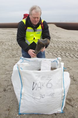 Dick Mol bij een Big Bag voorzien van codering zodat alles goed te herleiden is