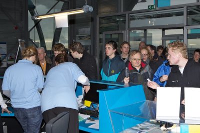 Mensen staan in de rij om Futureland binnen te gaan