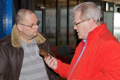 Dick Mol legt uit wat voor bot er gevonden is