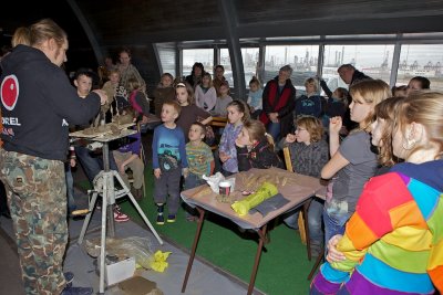 De kunstenaar Remie Bakker volop in actie