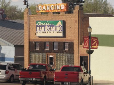  get your drinks and bait in Shelby MT.JPG