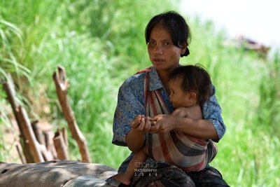 Laotian mother and children on this border town