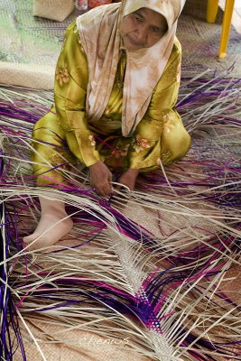Nipah fronds carpet weaver (7433)