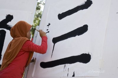 Chinese calligraphy by a Malay girl (8434)