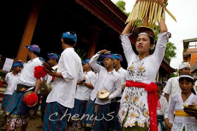 Musicians accompany the procession _MG_2098.jpg