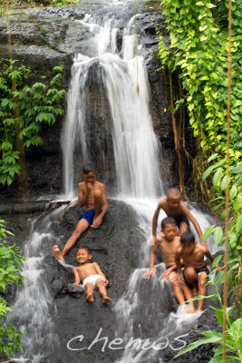 Children enjoying the waterfalls, Bedulu village _MG_2903.jpg