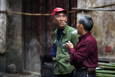 A discussion, Xingping town. 