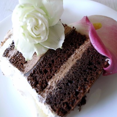  Chocolate cake with fresh flowers. 