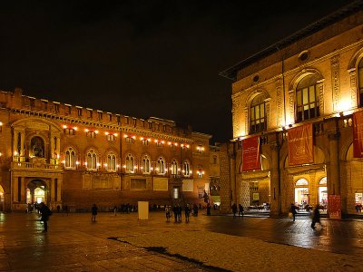 BOLOGNA : Palazzo d'Accursio (left) and Palazzo del Podesta' (right)