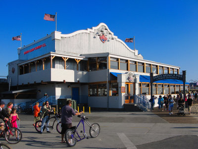 Santa Monica pier Entrance & Bubba Gump shrimp Restaurant