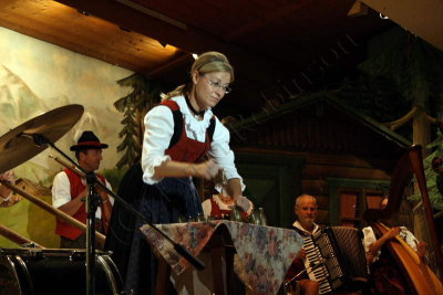 08-08-02-20-58-48_Alpine horn & Cow Bell playing FamilieGundolf Tyrolean evening Innsbruck_8255.JPG
