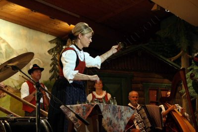 08-08-02-20-58-55_Alpine horn & Cow Bell playing FamilieGundolf Tyrolean evening Innsbruck_8258.JPG