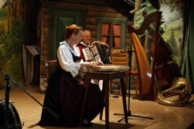 08-08-02-21-22-16_Zither playing  FamilieGundolf Tyrolean evening Innsbruck_8282.JPG