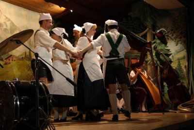 08-08-02-21-23-35_The Millers dance FamilieGundolf Tyrolean evening Innsbruck_8285.JPG