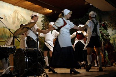 08-08-02-21-24-26_The Millers dance FamilieGundolf Tyrolean evening Innsbruck_8286.JPG