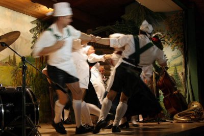 08-08-02-21-24-52_The Millers dance FamilieGundolf Tyrolean evening Innsbruck_8288.JPG