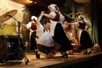 08-08-02-21-25-33_The Millers dance FamilieGundolf Tyrolean evening Innsbruck_8291.JPG