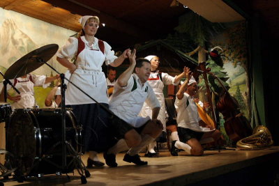 08-08-02-21-25-42_The Millers dance FamilieGundolf Tyrolean evening Innsbruck_8292.JPG