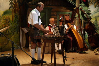 08-08-02-21-31-38_The Holzerne G'Lachter playing FamilieGundolf Tyrolean evening Innsbruck_8312.JPG