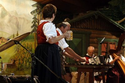 08-08-02-21-34-08_The Holzerne G'Lachter playing FamilieGundolf Tyrolean evening Innsbruck_8316.JPG