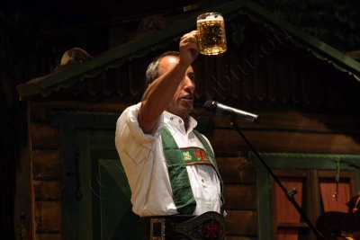 08-08-02-21-34-24_The Holzerne G'Lachter playing FamilieGundolf Tyrolean evening Innsbruck_8319.JPG